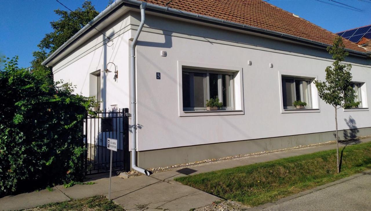 Cozy Airport Apartment Vecses Exterior photo